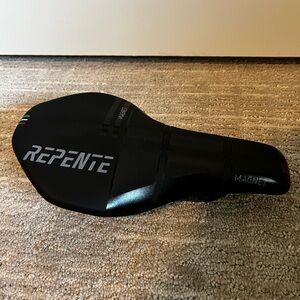 Magnet Men's Black Bike Saddle